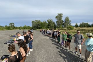 Postavte se do dvou řad. Policie „zaklekla“ na kyvadlový autobus na festival Let It Roll v Milovicích - Novinky